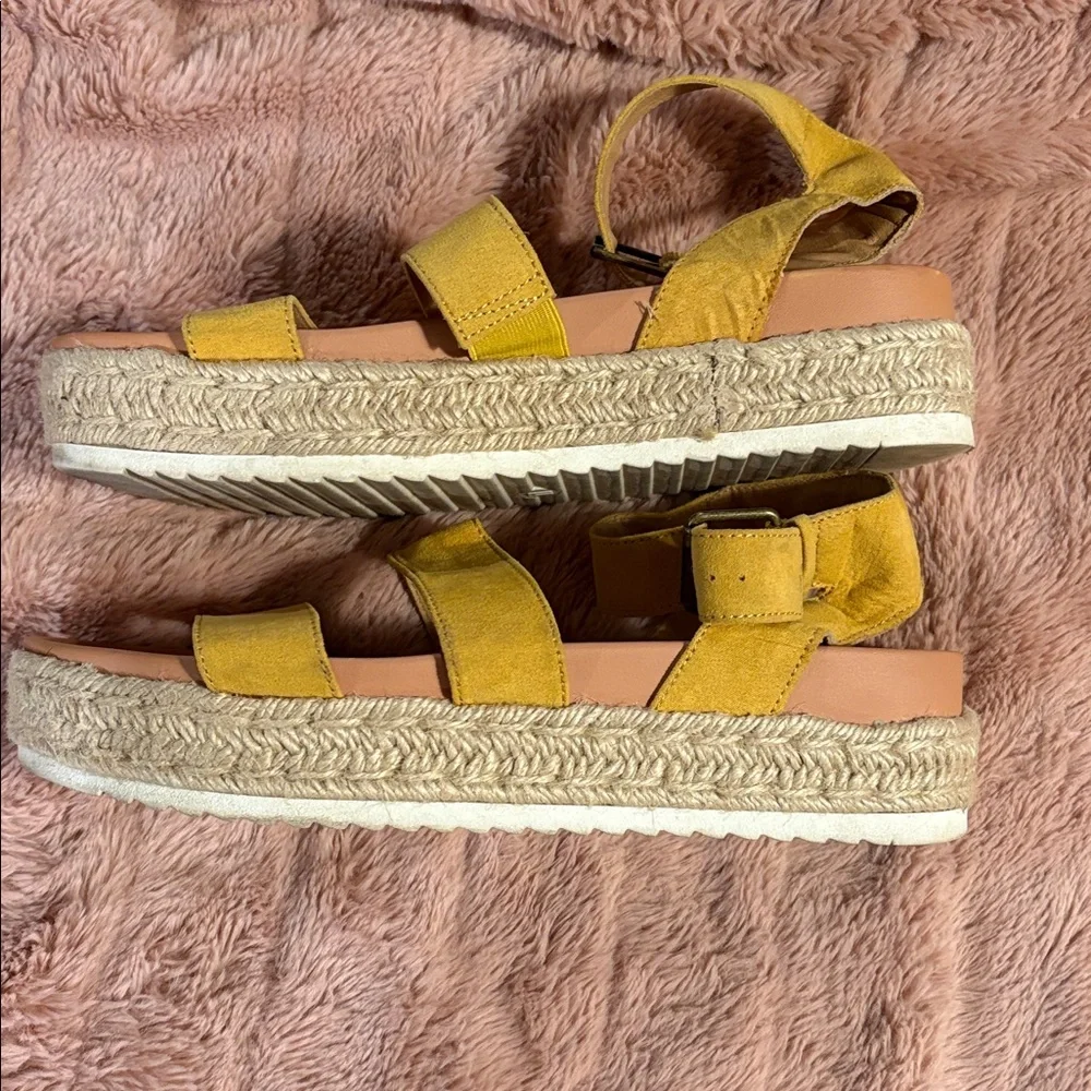 Universal Thread Yellow Strappy Sandals - Picture 4 of 5